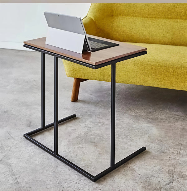 ترابيزة جانبية مودرن مستطيلة بثلاثة أرجل قوية، مصنوعة من خشب عالي الجودة، سطح مقاوم للخدوش والرطوبة،