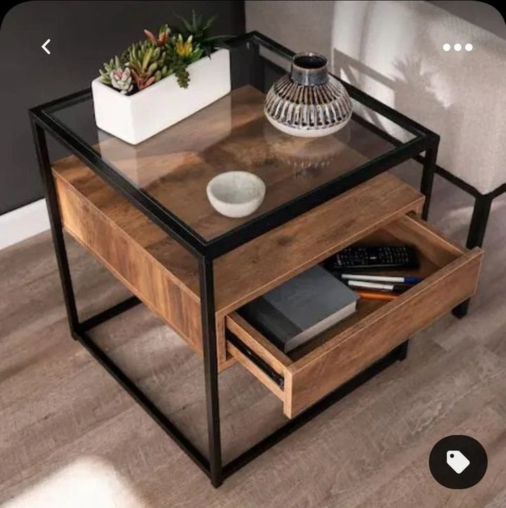 ترابيزة جانبية مودرن بسطح زجاج واطار معدني ودرج خشب